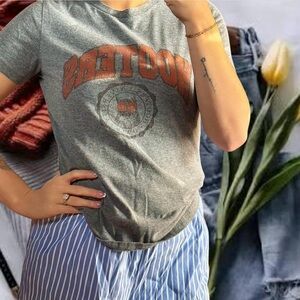 Hooters Gray and Orange Short Sleeve Tee